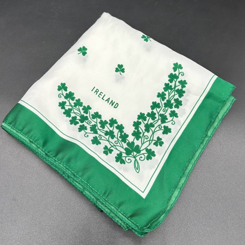 1990s Blarney Woolen Mills ☘️ Shamrocks 27” square scarf, polyester